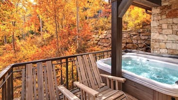 Studio (2 Bedrooms) | Badezimmer | Dusche, Designer-Toilettenartikel