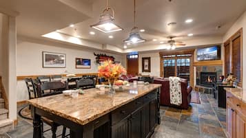 Studio (4 Bedrooms) | Private kitchen | Fridge, microwave, oven, dishwasher