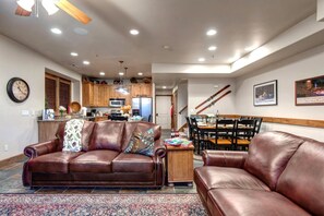 Studio (4 Bedrooms) | Woonkamer | Een televisie