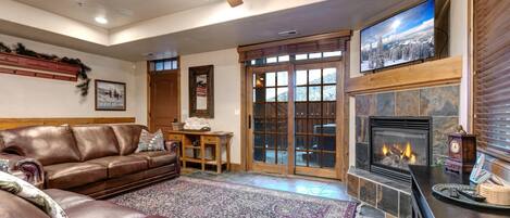 Estudio (4 Bedrooms) | Área de sala de estar | Televisión