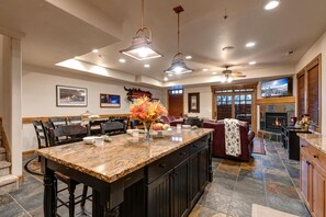 Estudio (4 Bedrooms) | Cocina privada | Frigorífico, microondas, horno y lavavajillas