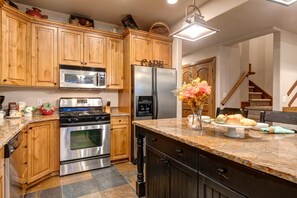 Studio (4 Bedrooms) | Privékeuken | Een koelkast, een magnetron, een oven, een vaatwasser