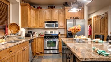 Studio (4 Bedrooms) | Private kitchen | Fridge, microwave, oven, dishwasher