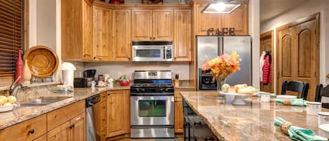 Studio (4 Bedrooms) | Cuisine privée | Réfrigérateur, micro-ondes, four, lave-vaisselle