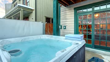 Studio (4 Bedrooms) | Bathroom | Shower, designer toiletries