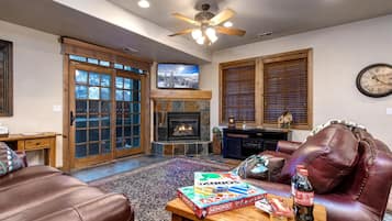 Studio (4 Bedrooms) | Living room | TV