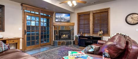 Estudio (4 Bedrooms) | Sala de estar | Televisión