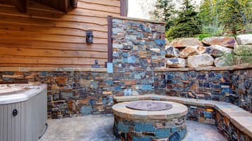 Studio (5 Bedrooms) | Bathroom | Shower, designer toiletries