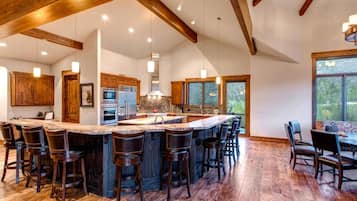 Studio (5 Bedrooms) | Private kitchen | Fridge, microwave, oven, stovetop