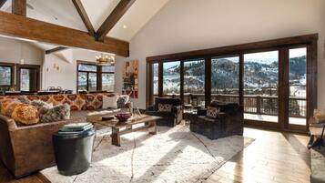 Estudio (5 Bedrooms) | Sala de estar | Televisión y tenis de mesa