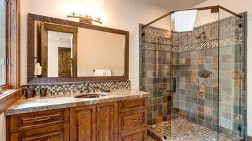 Studio (5 Bedrooms) | Bathroom | Shower, designer toiletries