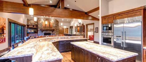 Studio (5 Bedrooms) | Cuisine privée | Réfrigérateur, four à micro-ondes, un four, surface de cuisson