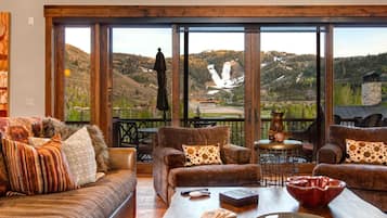 Studio (5 Bedrooms) | Living room | TV, table tennis