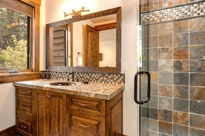 Estudio (5 Bedrooms) | Baño | Regadera y amenidades de baño de diseñador