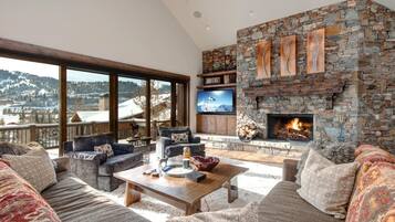 Studio (5 Bedrooms) | Living room