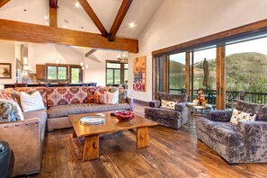 Studio (5 Bedrooms) | Living room