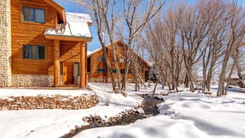 Condo (2 Bedrooms) | Front of property