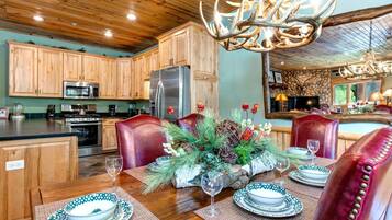 Condo (2 Bedrooms) | Tempat makan