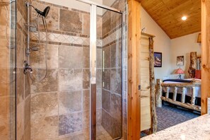 Shower, designer toiletries - Timber Wolf Lodge by KBM (Park City)