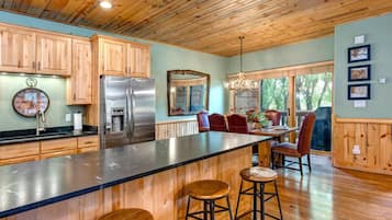 Condo (5 Bedrooms) | Private kitchen