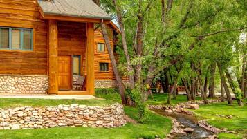 Condo (2 Bedrooms) | Property entrance