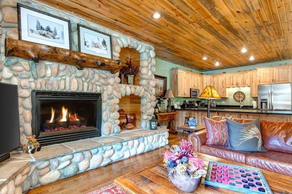 Condo (2 Bedrooms) | Sala de estar | TV, lareira