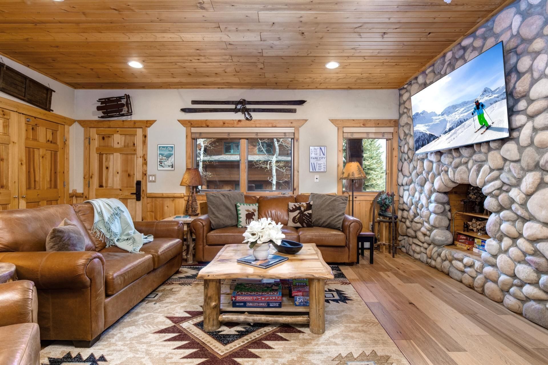 Condo (3 Bedrooms) | Living room | TV, fireplace