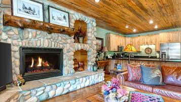 Condo (2 Bedrooms) | Ruang tamu | TV, pendiangan