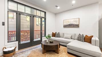 Condo (2 Bedrooms) | Sala de estar | Televisión y reproductor de DVD