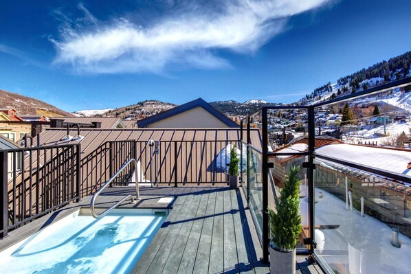 Condo (2 Bedrooms) | Bathroom | Designer toiletries