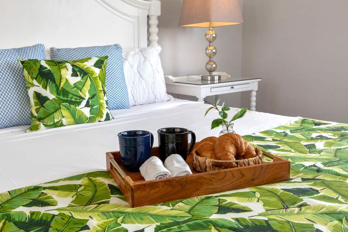 3 habitaciones, tabla de planchar con plancha y ropa de cama