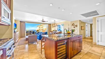Villa, 3 habitaciones, Aire acondicionado, vistas al mar (Oceanfront, Sleeps 8 (HKH-529)) | Cocina privada | Frigorífico, microondas, horno y cafetera o tetera