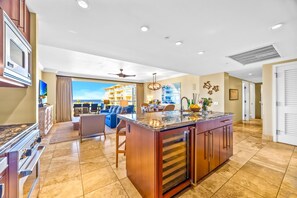 Condo, 3 habitaciones, aire acondicionado, vista al océano (3 Bedrooms HKH-529) | Cocina privada | Refrigerador, microondas, horno y cafetera y tetera 