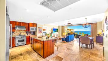 Kondominium, 3 kamar tidur, AC, pemandangan samudra (3 Bedrooms HKH-529) | Dapur pribadi | Lemari es, microwave, oven, dan mesin pembuat kopi/teh