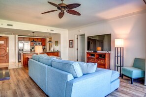Apartment (2 Bedrooms) | Wohnzimmer
