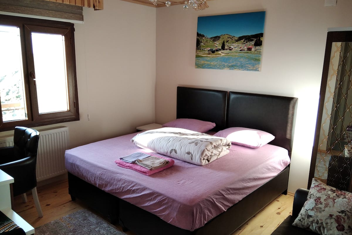 Chambre Triple Romantique, vue montagne | Literie de qualité supérieure, couette en duvet d'oie