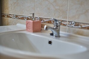 Bathtub, hair dryer, bidet, towels - Your Family Home in Tavira (Tavira)