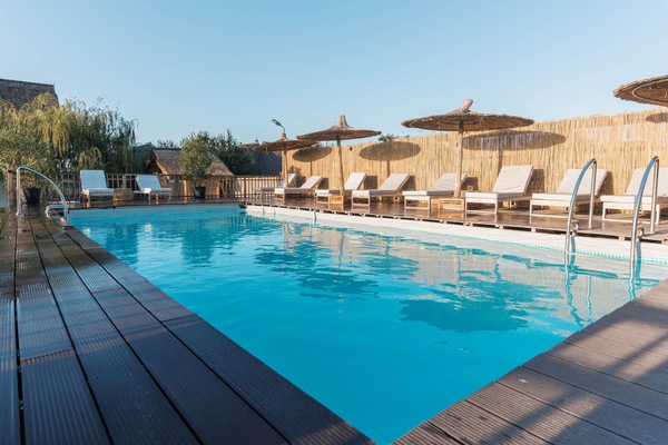 Una piscina al aire libre de temporada