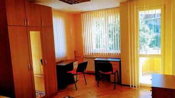 7 slaapkamers, een bureau, een strijkplank/strijkijzer, gratis wifi
