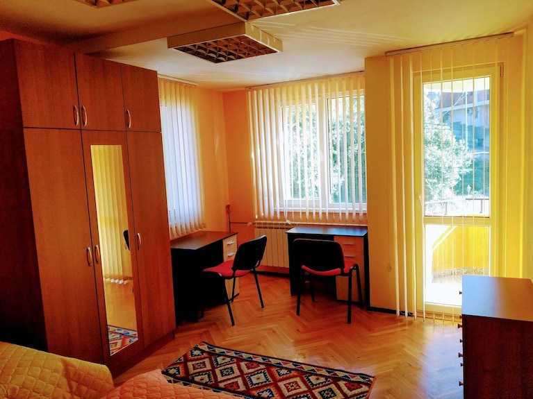 Cheerful 7 Bedroomed Floor, Own Kitchen And Bathroom - Sofia