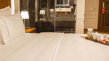 Kahden hengen deluxe-huone, 1 suuri parisänky | Ylelliset vuodevaatteet, memory foam -patjalliset sängyt, minibaari