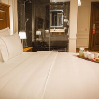 华丽双人房, 1 张特大床 | 高档床上用品、记忆海绵床垫、迷你吧、办公桌