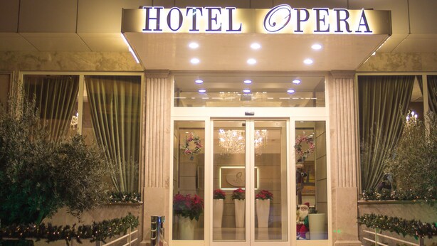 Entrada de hotel com uma placa indicando "HOTEL OPERA".