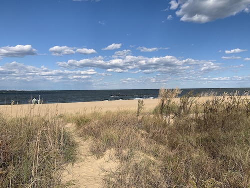 Captains Quarters by the Bay - Walk to the Beach with your Pet. Smart TV w/ WIFI