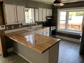 Fridge, microwave, oven, stovetop - Captains Quarters by the Bay - Walk to the Beach with your Pet. Smart TV w/ WIFI (Norfolk)