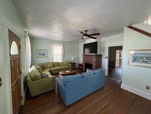 Smart TV, fireplace - Captains Quarters by the Bay - Walk to the Beach with your Pet. Smart TV w/ WIFI (Norfolk)