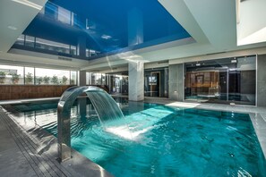 Indoor pool, outdoor pool, pool umbrellas, pool loungers - AMIRA LUXURY RESORT & SPA (Rethymno)