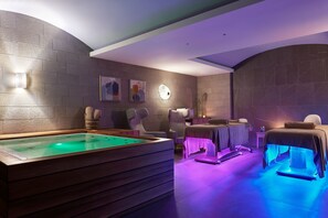 Indoor spa tub - AMIRA LUXURY RESORT & SPA (Rethymno)