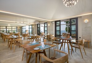 3 restaurants, dinner served - AMIRA LUXURY RESORT & SPA (Rethymno)