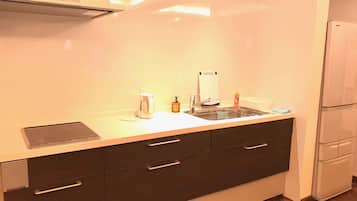 Casa familiar | Cocina privada | Refrigerador, tetera eléctrica, periquera y comedor
